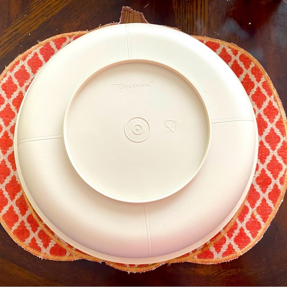 10” Tupperware 1708-5 Divided Serving Tray - Picture 3 of 5